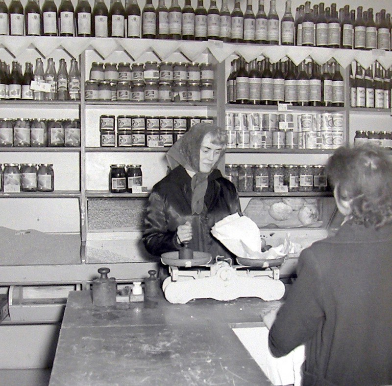 Wnętrze sklepu warzywnego, lokalizacja nieustalona, lata  60-te. Fot. Jan Nosowicz.