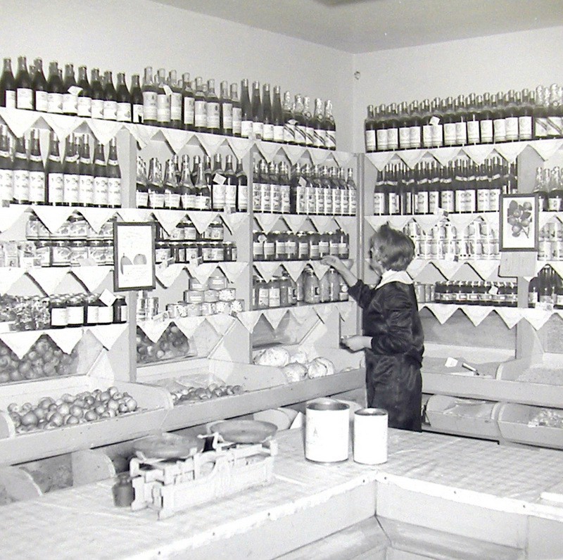 Nieustalony sklep warzywny, lata 60-te. Fot. Jan Nosowicz.