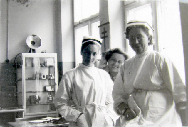 Pielęgniarki w przychodni przeciwgruźliczej. W środku pielęgniarka Janina Wcisło, po prawej pielęgniarka Alicja Kundera. Lata 50-te. Fot. Jan  Nosowicz.