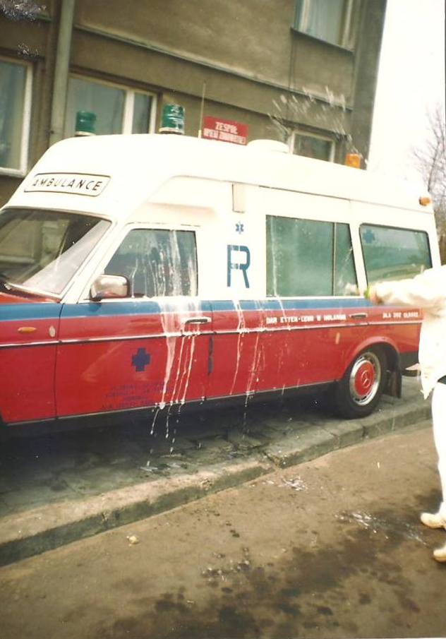 41. Zdjęcie pierwszej zagranicznej karetki w olkuskim szpitalu. Rok 1991. Fot. Zbigniew Barański. 