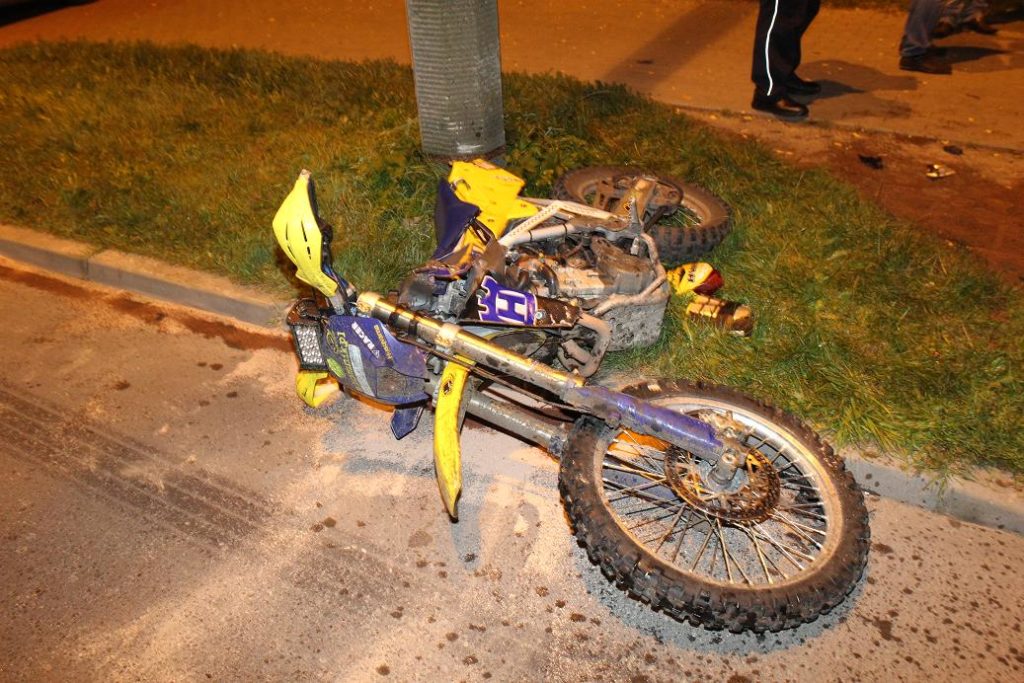 Pijany motocyklista wjechał na czołówkę... policjantom