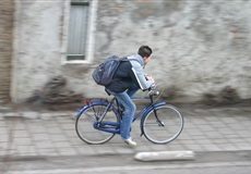 rowerzysta na chodniku