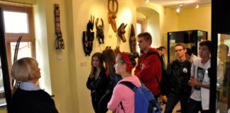 zwiedzajacy muzeum afrykanistyczne