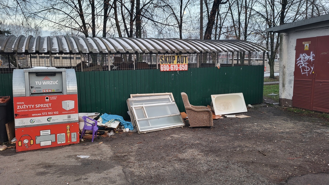 Mieszkańcy skarżą się na bałagan przy wiatach śmietnikowych