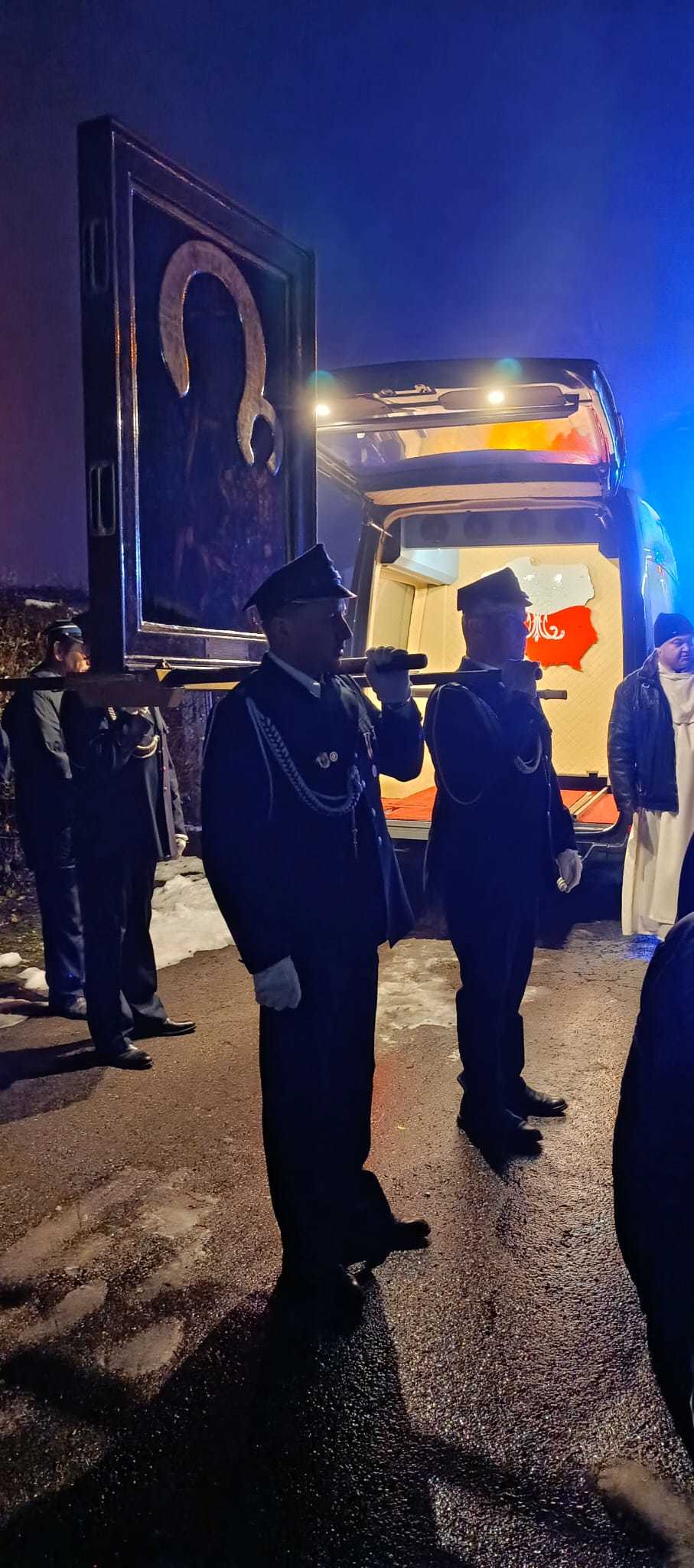 Maryja w drodze: pożegnanie obrazu w Wolbromiu i dalsza wędrówka po parafiach