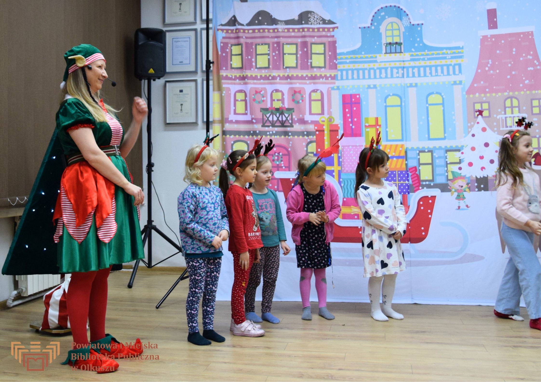Spektakl świąteczny ,,Mikołajowa Heca” w Powiatowej i Miejskiej Bibliotece Publicznej w Olkuszu