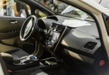 Nowe materiały we wnętrzach samochodów – trwałość, ergonomia i odporność na zużycie