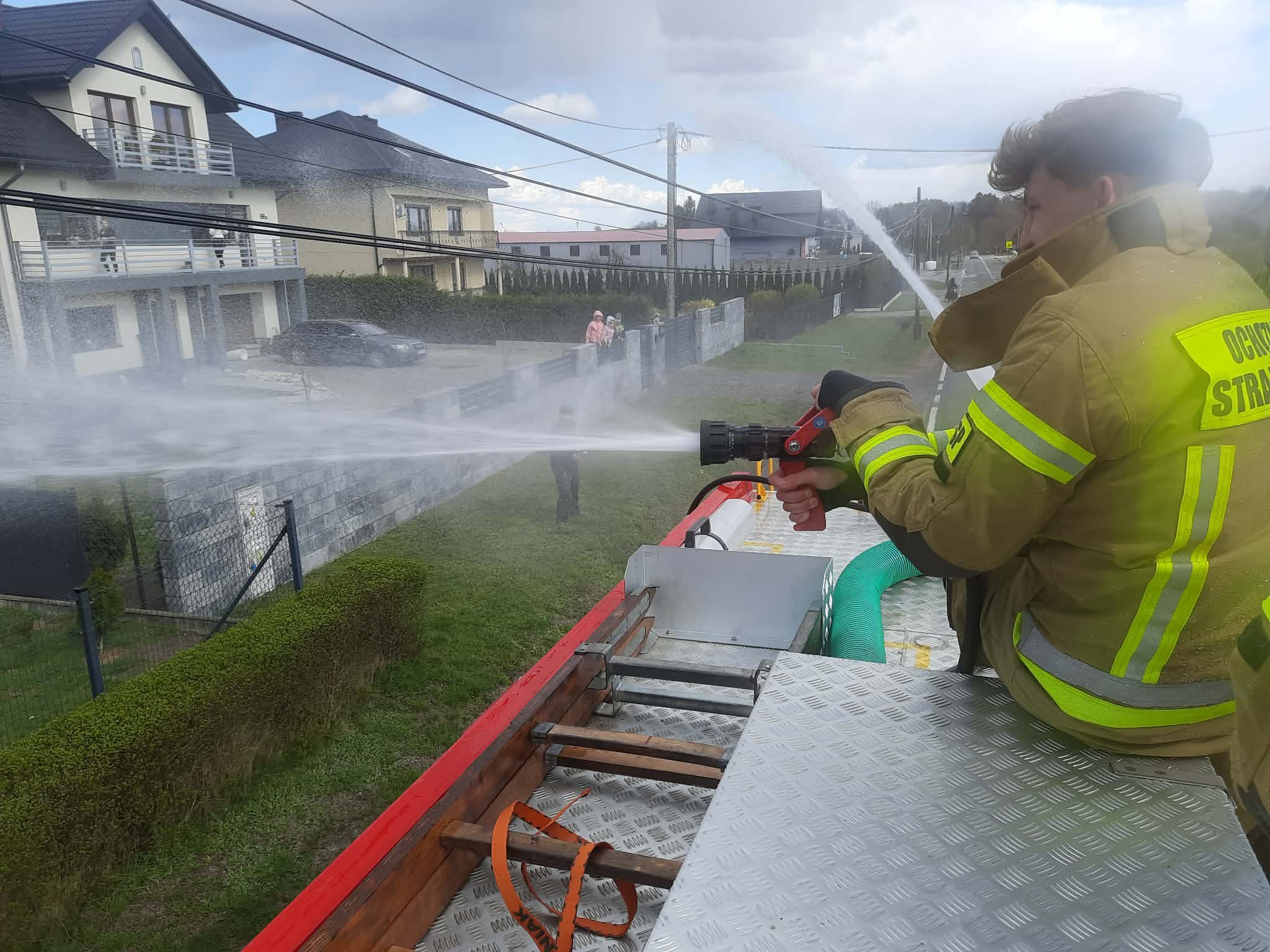 Woda lała się strumieniami! Strażacki deszcz nad Wierzchowiskiem