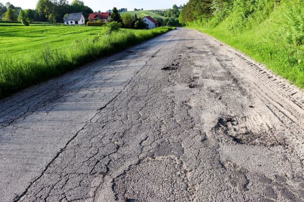 Nowy asfalt i wyższy komfort. Rusza modernizacja drogi w Jeżówce!