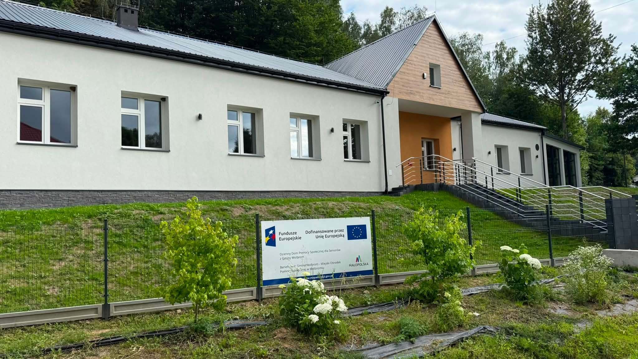 Jesień życia w pełnym słońcu. W Porębie Dzierżnej powstała bezpieczna przystań dla seniorów